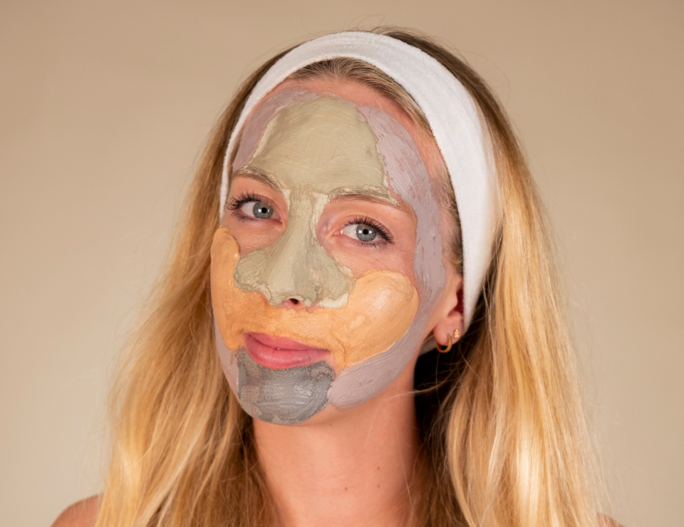 Visuel femme avec masques à l'argile 