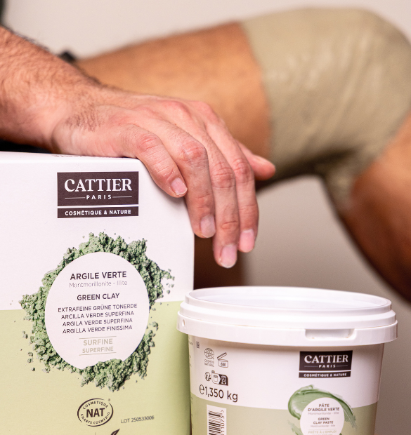 Utilisation de l'argile prête à l'emploi en pot, sur genou