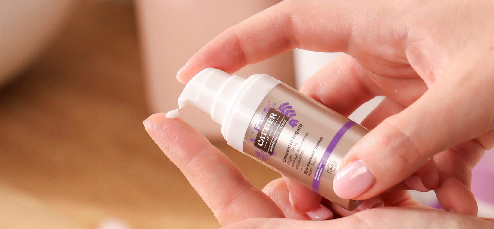 Visuel d'une femme s'appliquant le contour des yeux anti-âge bio Cattier 