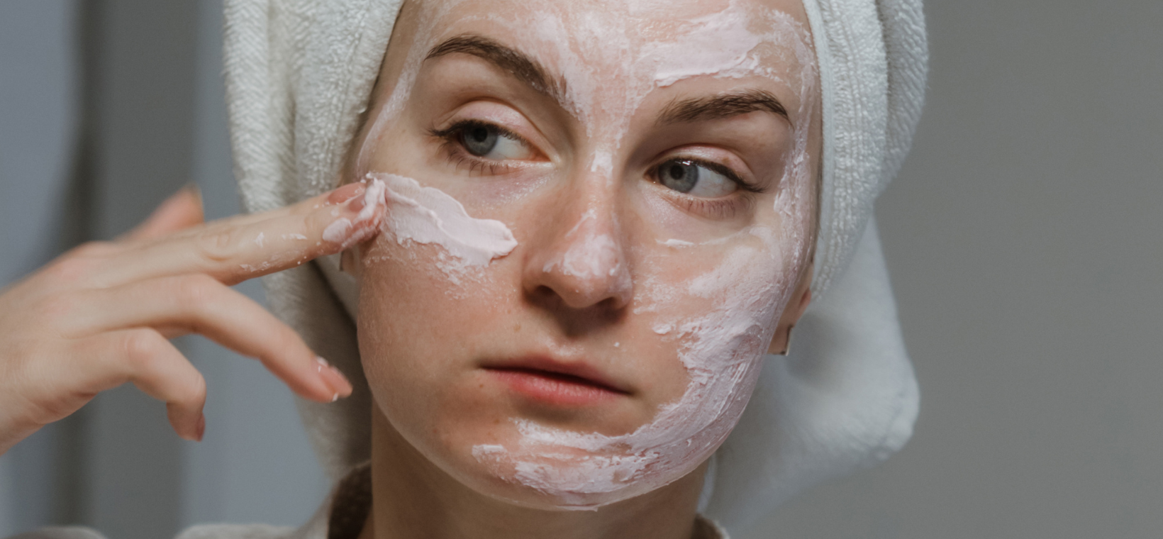 Visuel d'une femme s'appliquant de l'argile blanche Cattier en poudre sur le visage