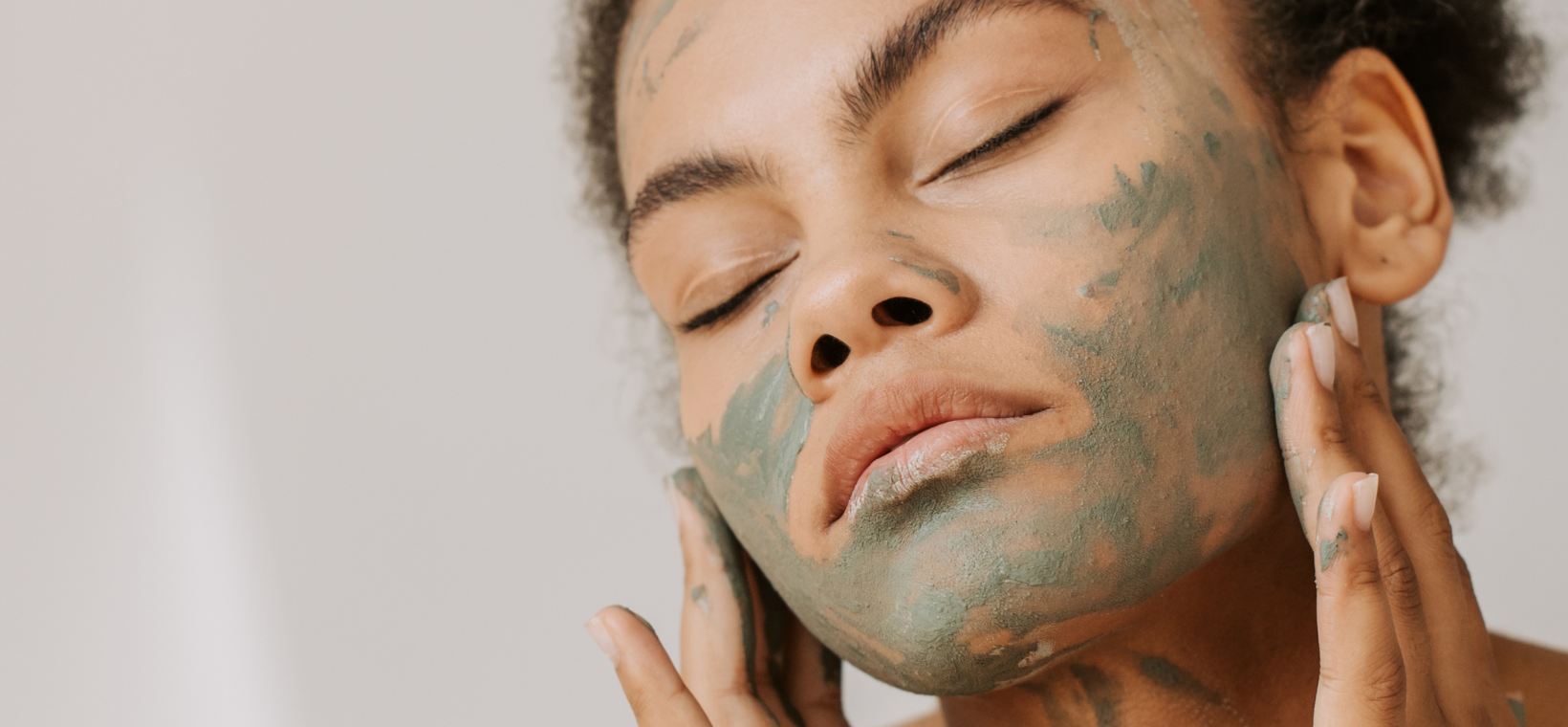 Visuel d'une femme s'appliquant de l'argile verte Cattier en poudre sur le visage