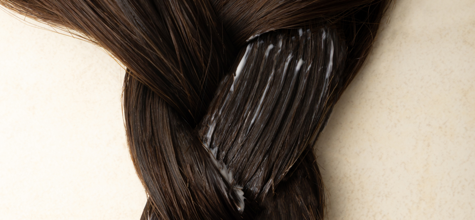 Visuel de cheveux tressés avec le baume démêlant bio Cattier appliqué dessus