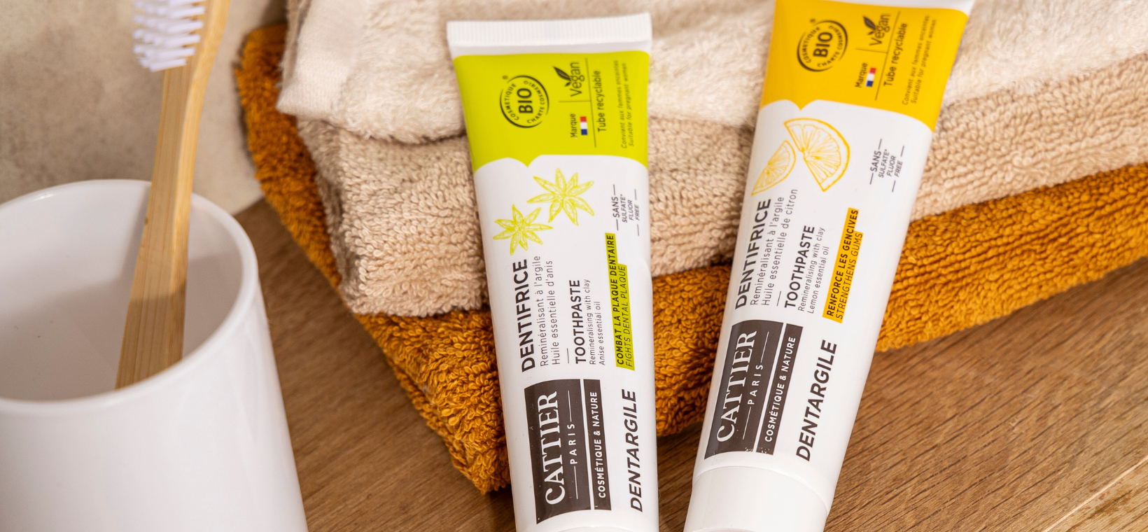 Visuel de deux tubes de dentifrices bio Cattier sur le bord de l'évier citron et anis