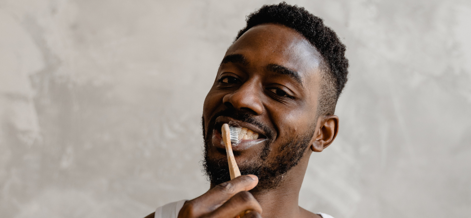 Visuel d'un homme se brossant les dents avec le dentifrice Dentargile menthe bio Cattier