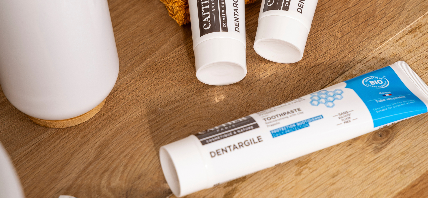 Visuel d'un tube de dentifrice dentargile propolis bio Cattier sur le bord de l'évier
