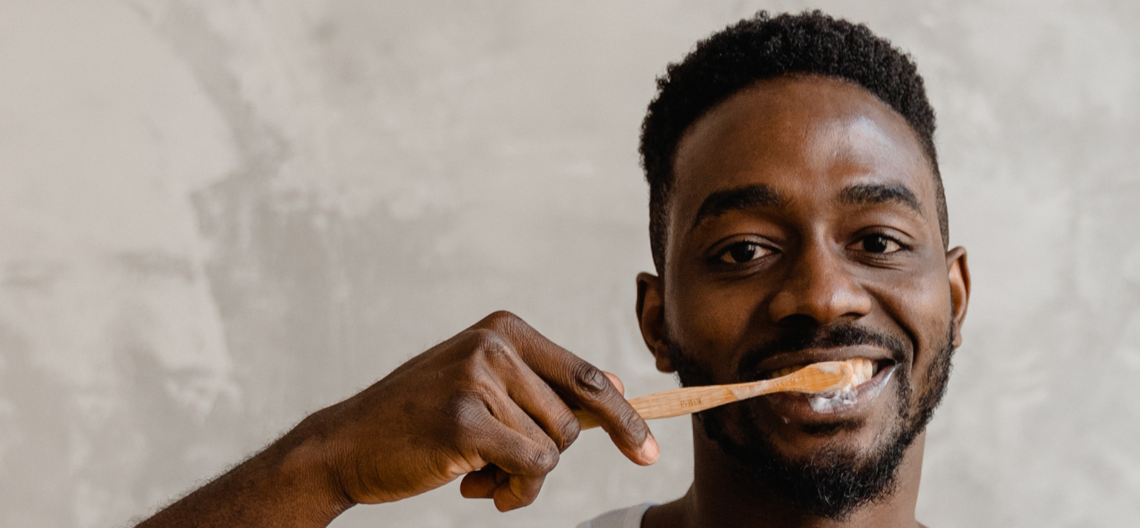 Visuel d'un homme se brossant les dents avec le dentifrice Dentargile romarin bio Cattier