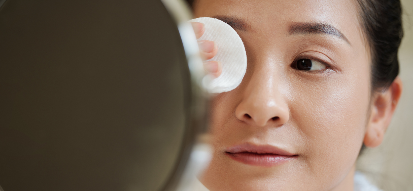 Visuel d'une femme s'appliquant de l'eau démaquillante bio yeux sensibles Cattier sur les yeux