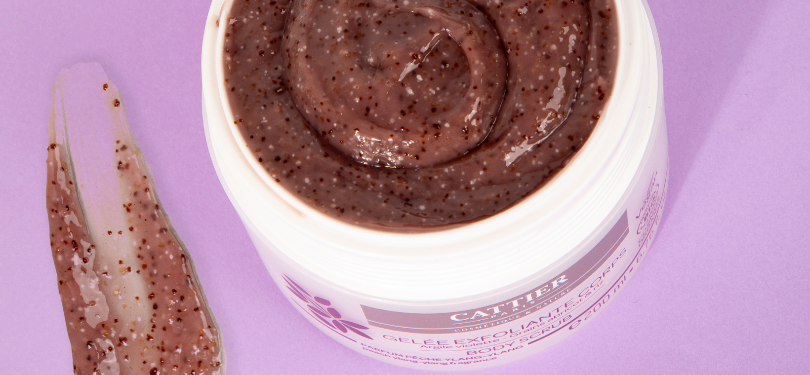 Visuel d'un pot de gelée  exfoliante corps bio Cattier ouvert avec la texture visible