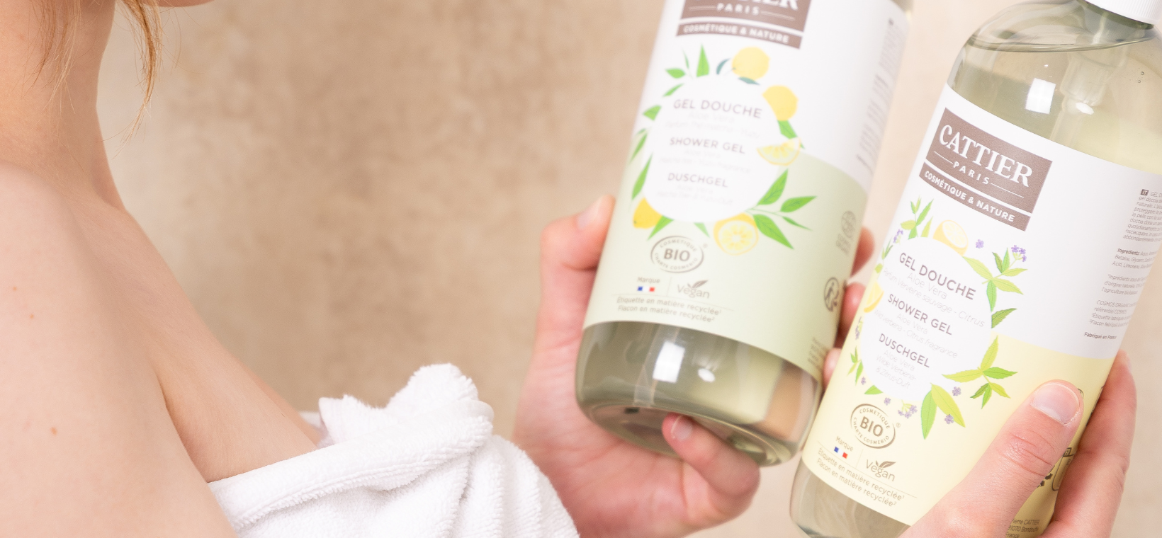 Visuel d'une femme hésitant entre 2 gels douche bio Cattier 