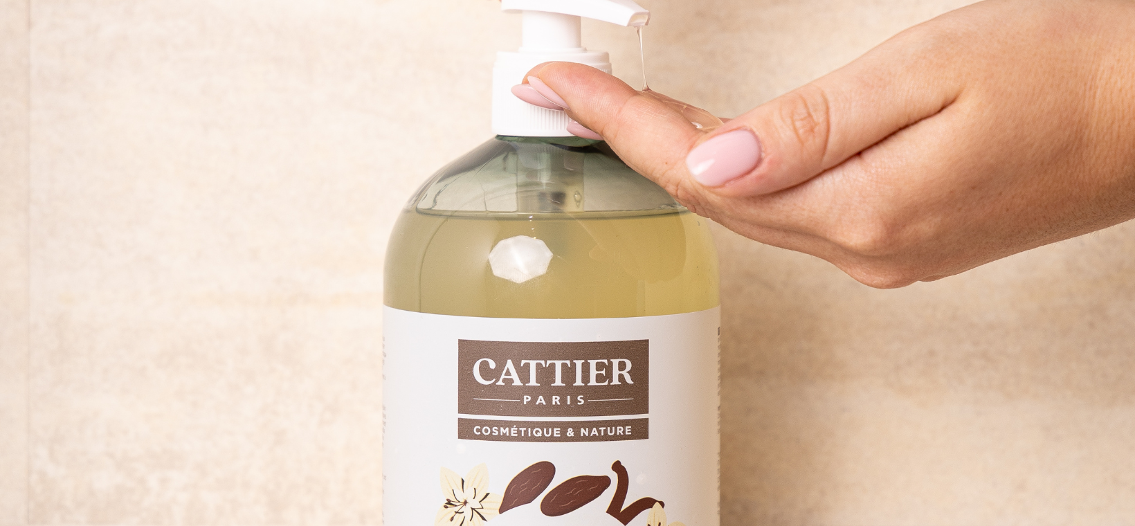 Visuel d'une femme avec le gel douche bio vanille tomka Cattier versé dans une main