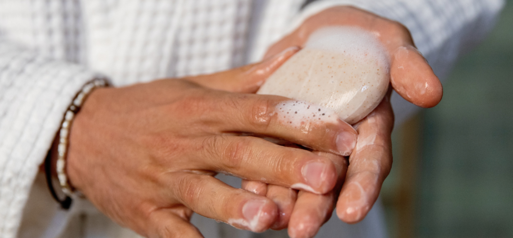 Visuel d'un homme faisant mousser le nettoyant exfoliant visage 2 en 1 solide Cattier dans ses mains