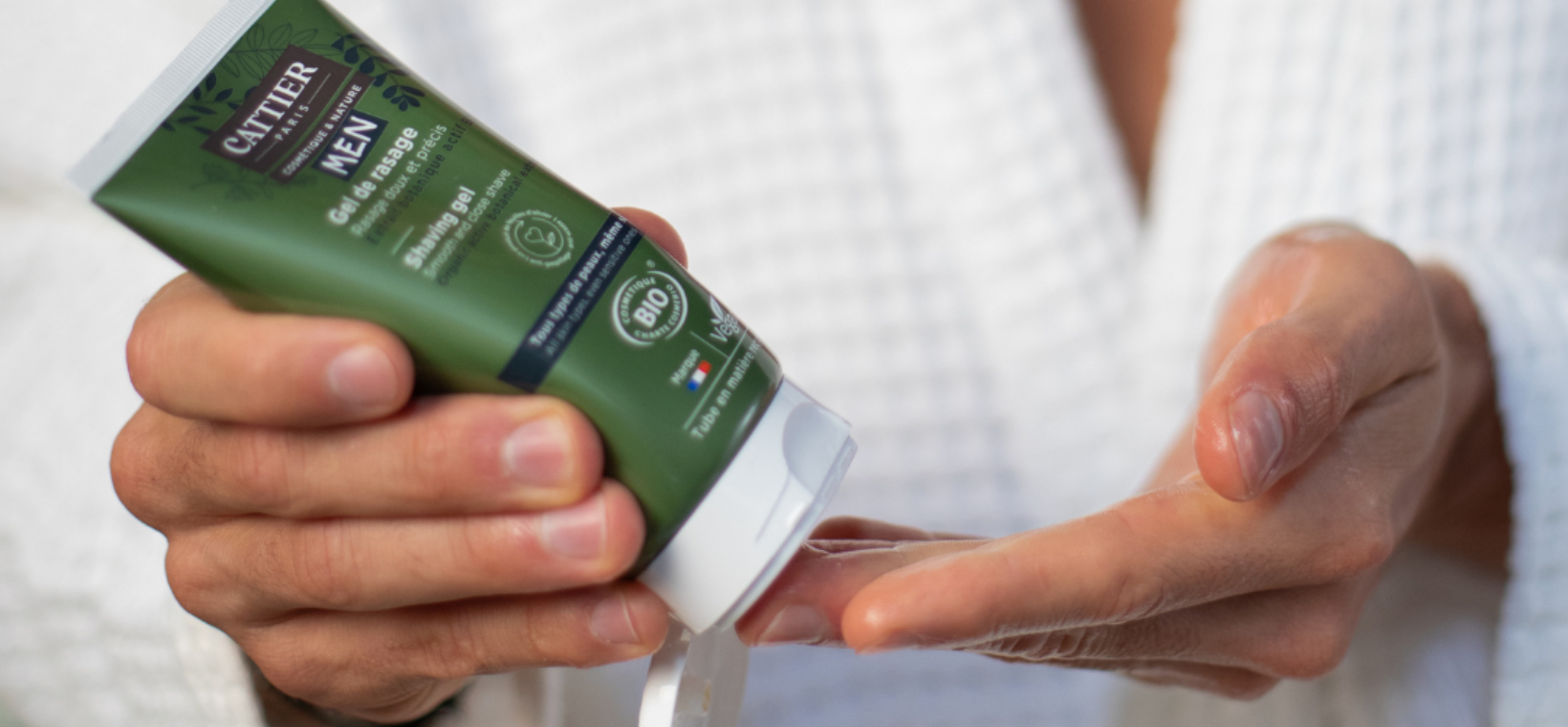 Visuel d'un homme versant du gel de rasage homme Cattier dans sa main 