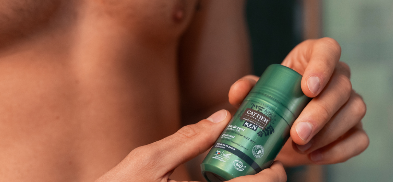 Visuel d'un homme avec le déodorant roll-on bio Cattier