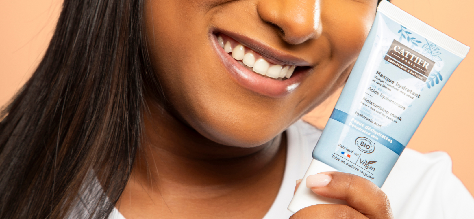 Visuel d'une femme avec le masque hydratant visage bio Cattier