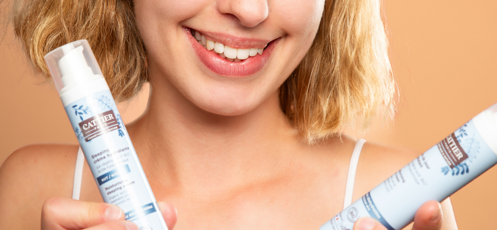 Visuel d'une femme avec la sleeping creme hydratante visage bio Cattier