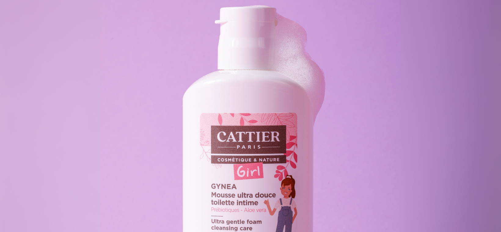 Visuel du produit avec la mousse qui sort du moussant ultra-doux intime girl Gynéa Cattier 