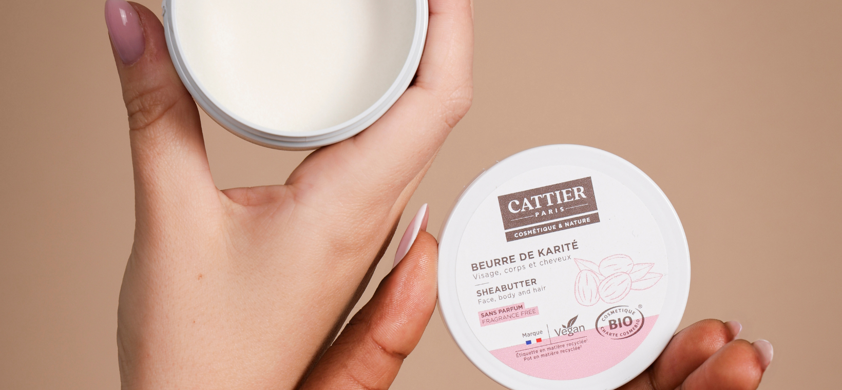 Visuel de 2 mains de femme tenant le beurre de karité sans parfum Cattier 