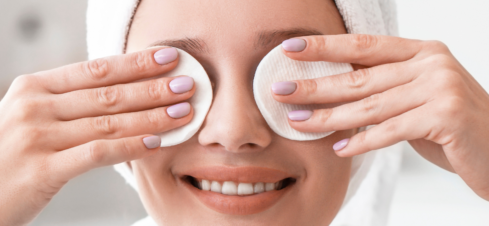 Visuel d'une femme s'appliquant du lait démaquillant bio Cattier sur le visage