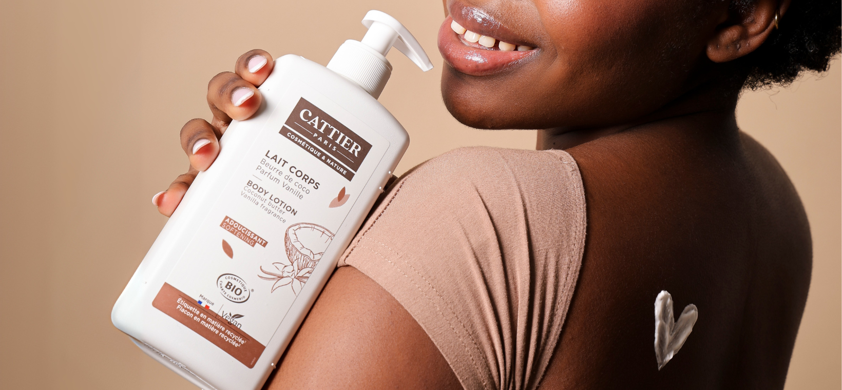 Visuel d'un femme appliquant du lait corps bio Cattier sur son épaule parfum coco vanille