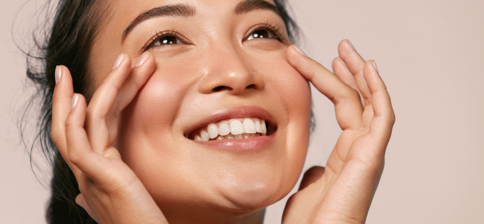 Visuel d'une femme appliquant la lotion apaisante visage bio Cattier