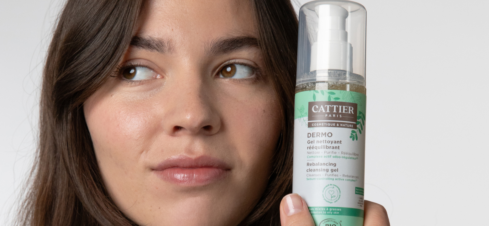 Visuel d'une femme avec le gel nettoyant rééquilibrant bio Cattier