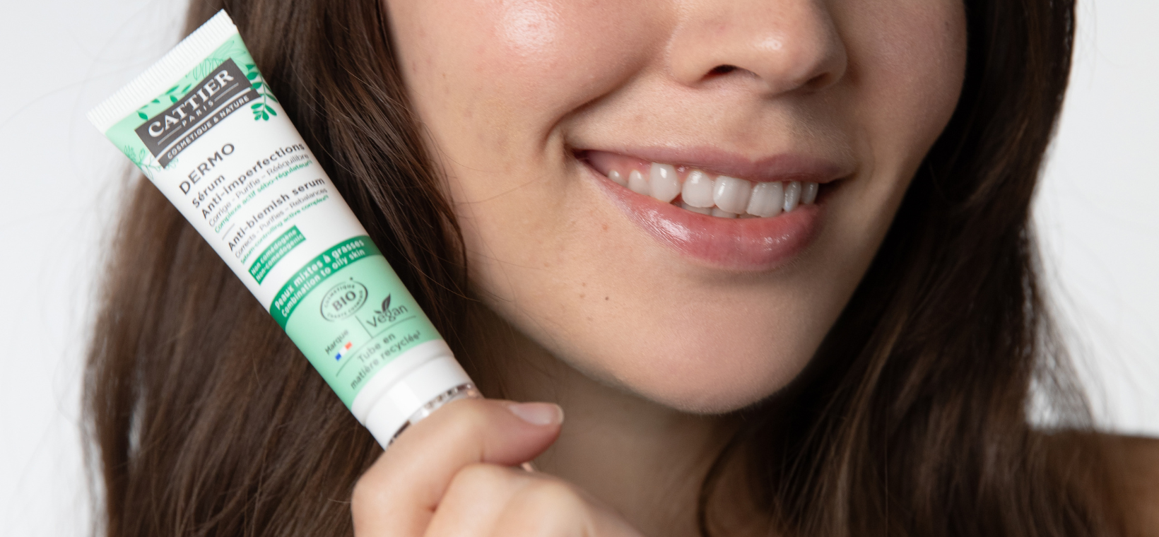 Visuel d'une femme avec le sérum anti-imperfections bio Cattier