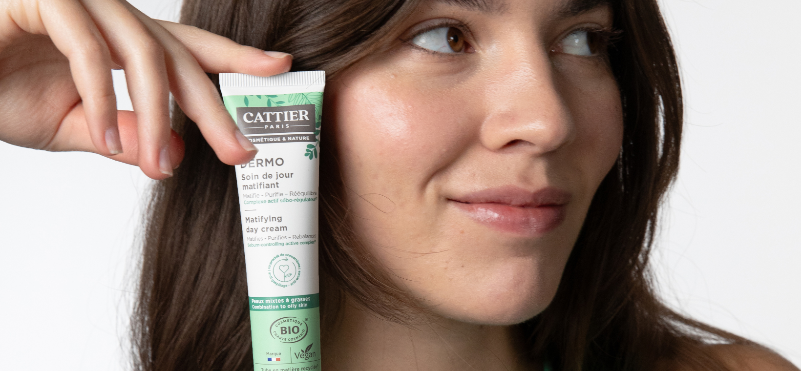Visuel d'une femme avec le soin de jour matifiant bio Cattier