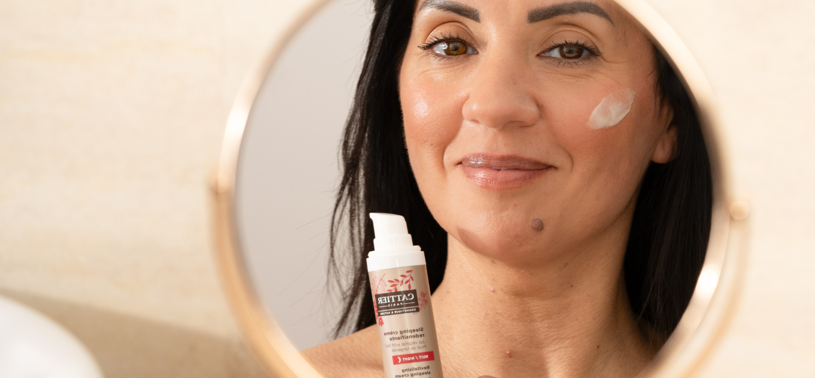Visuel d'une femme avec de la sleeping crème redensifiante bio Cattier sur la visage