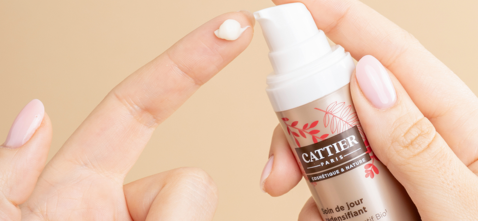 Visuel d'une femme appliquant du soin de jour redensifiant bio Cattier