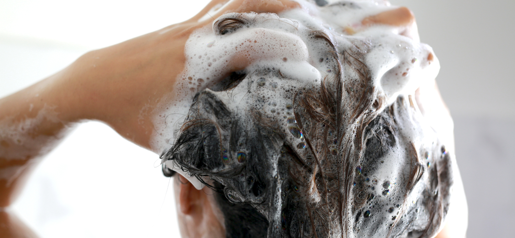 Visuel d'une personne faisant un shampoing usage fréquent bio Cattier qui mousse