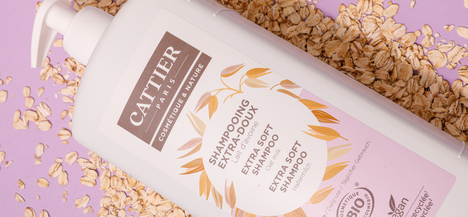 Shampoing extra-doux usage quotidien Cattier posé sur des flocons d'avoine