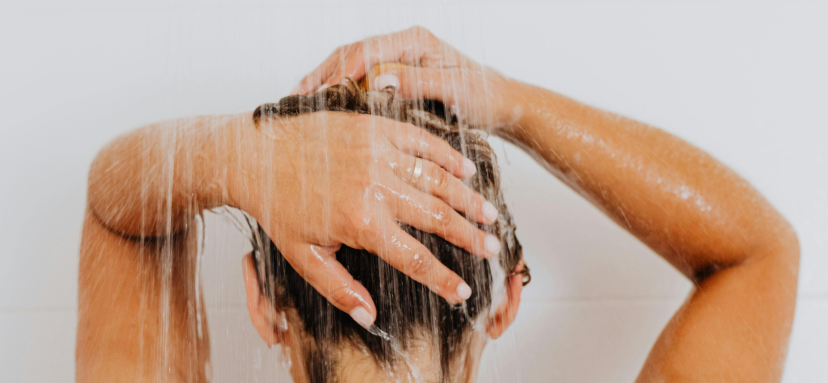 Visuel d'une personne faisant un shampoing usage fréquent bio Cattier sans sulfate