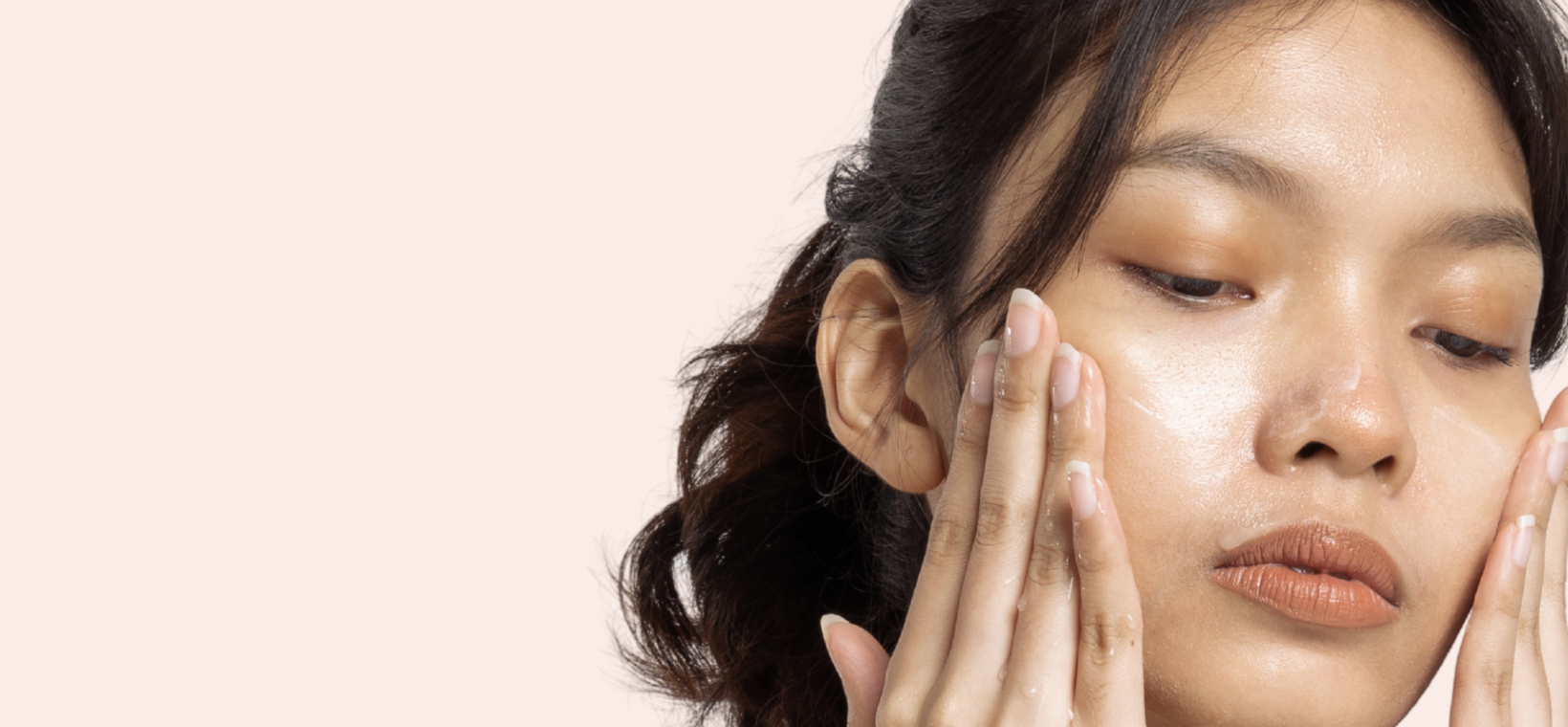 Visuel d'une femme s'appliquant du soin de jour apaisant bio Cattier sur le visage