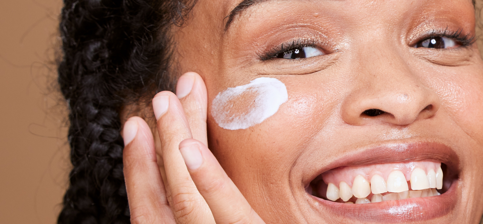 Visuel d'une femme s'appliquant du soin de jour nourrisant bio Cattier sur le visage