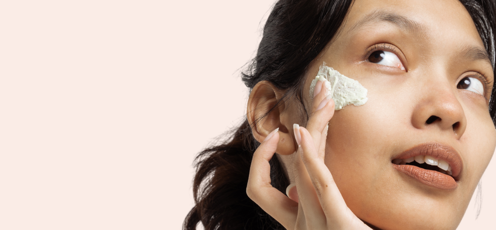 Visuel d'une femme s'appliquant du soin de nuit apaisant bio Cattier sur le visage