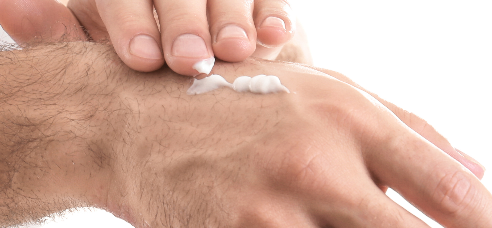 Visuel d'une personne en train d'appliquer de la crème mains Cattier