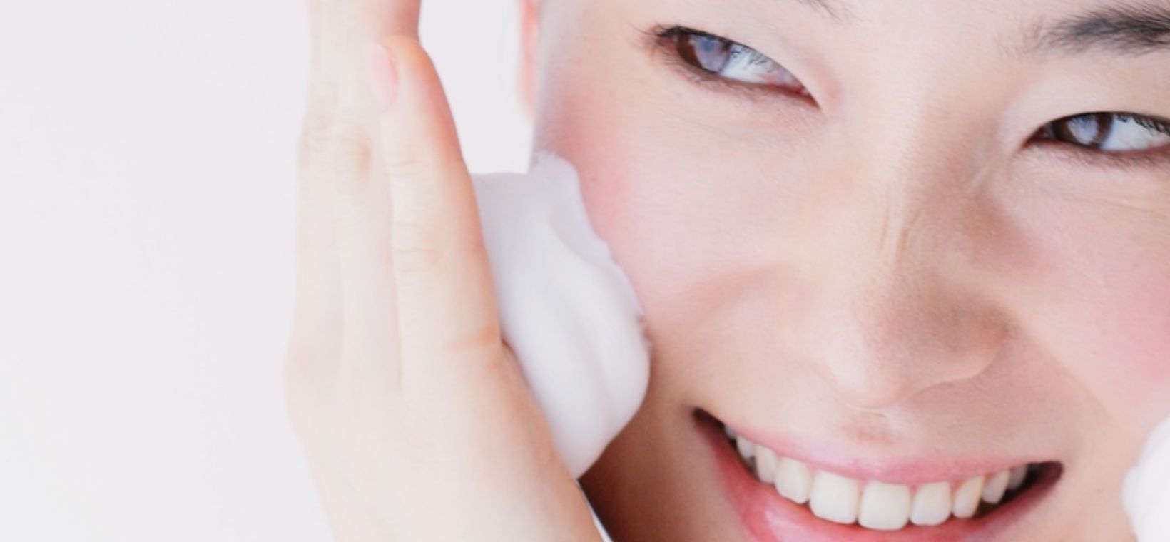 Visuel d'une femme utilisant la mousse nettoyante bio Cattier 