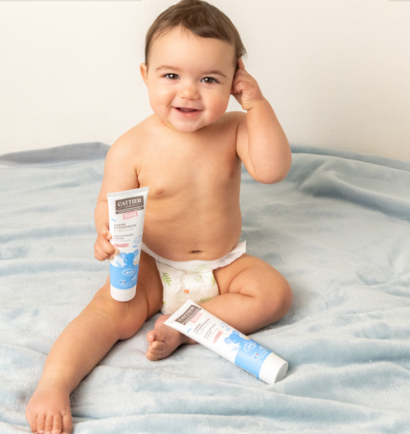 Bébé utilisant la routine toilette et soin