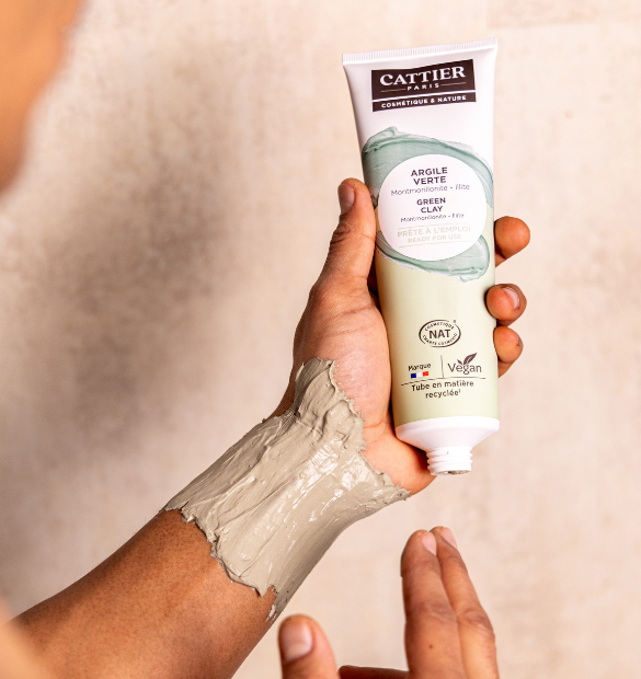 Utilisation de l'argile prête à l'emploi sur un poignet