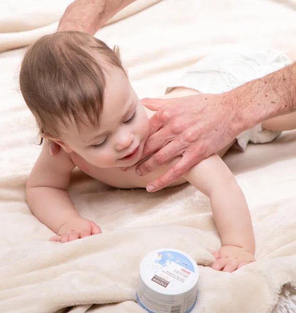 Massage de bébé avec le baume tendre carasse Cattier