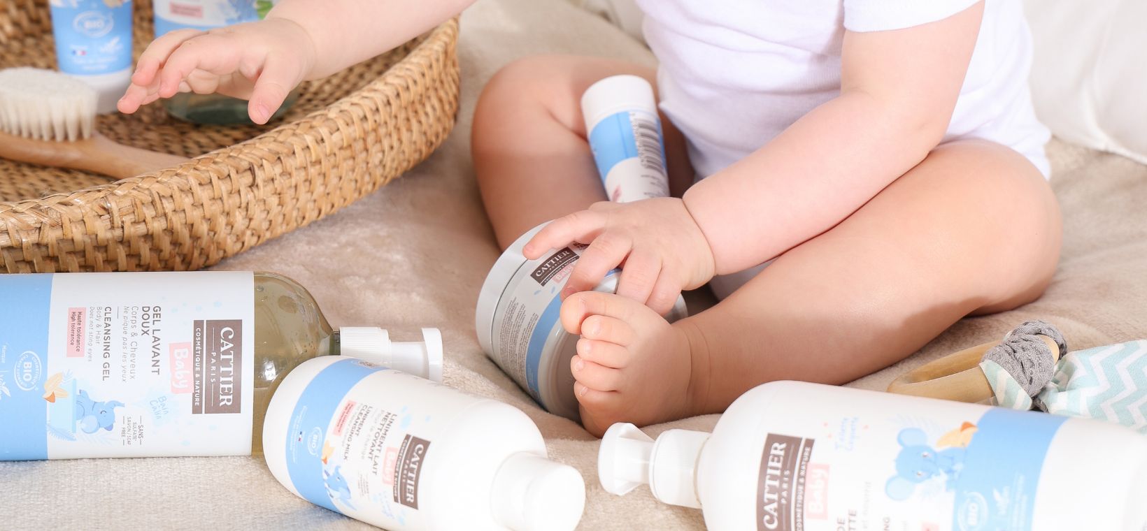 Visuel d'un bébé avec les produits Cattier