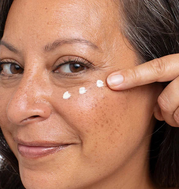 Visuel utilisation flacon concentre regard anti age Cattier