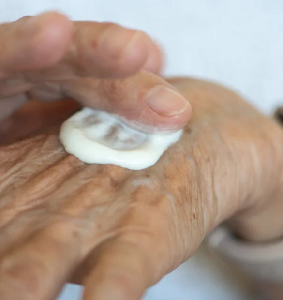 Visuel d'une personne en train d'appliquer de la crème mains Cattier