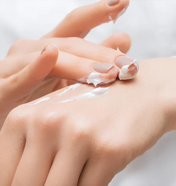 Visuel d'une personne en train d'appliquer de la crème mains Cattier