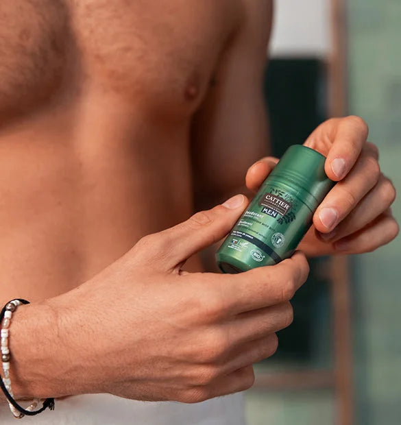 Visuel utilisation flacon deodorant fraicheur 24h homme Cattier