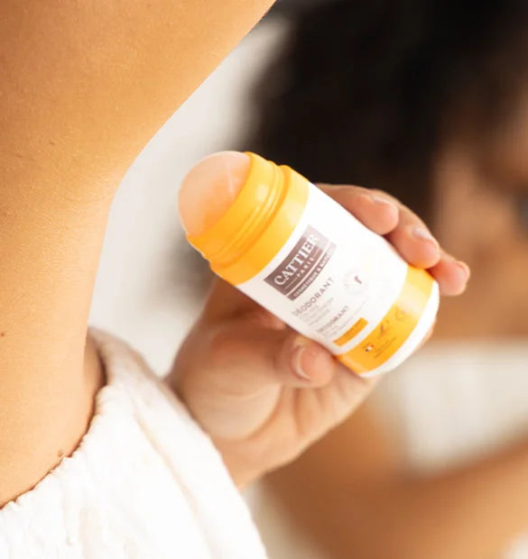 Visuel utilisation flacon deodorant fraicheur 24h parfum orange bergamote Cattier