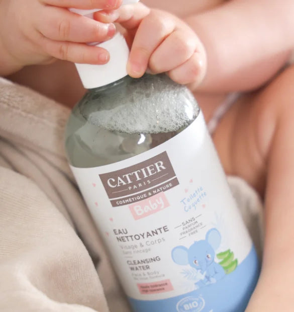 Visuel utilisation eau nettoyante bebe Cattier