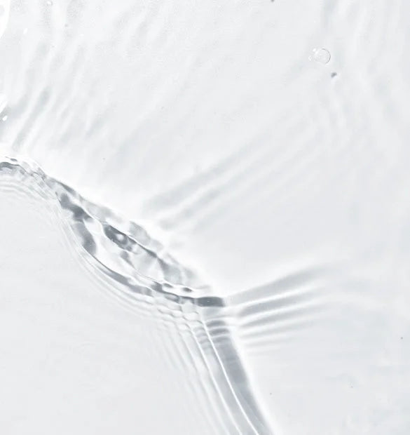 Visuel texture transparente eau nettoyante bebe Cattier