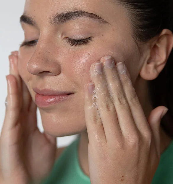 Visuel utilisation flacon gel nettoyant purifiant peaux grasses a imperfections Cattier