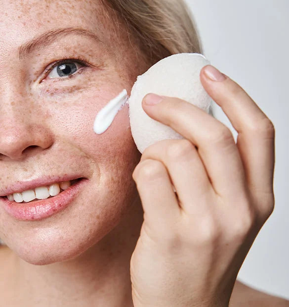 Visuel utilisation flacon lait demaquillant visage et yeux Cattier